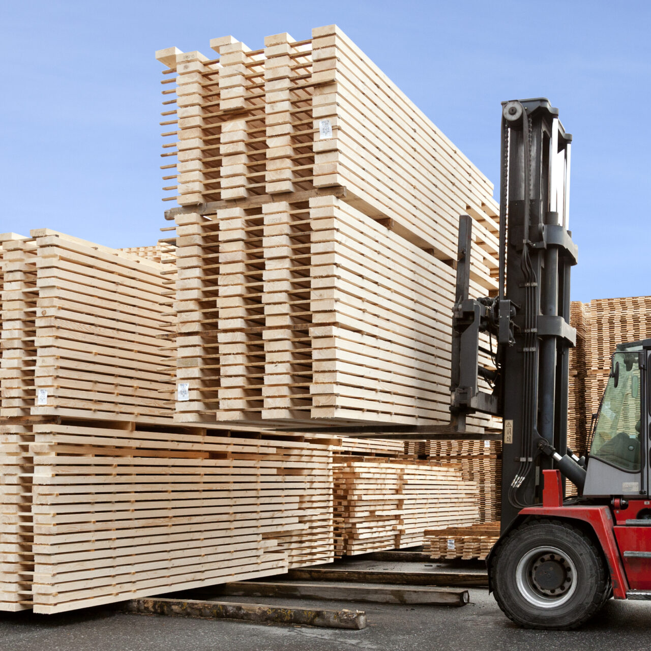 Trukki nostaa sahatavaraa piikeillä ilmaan