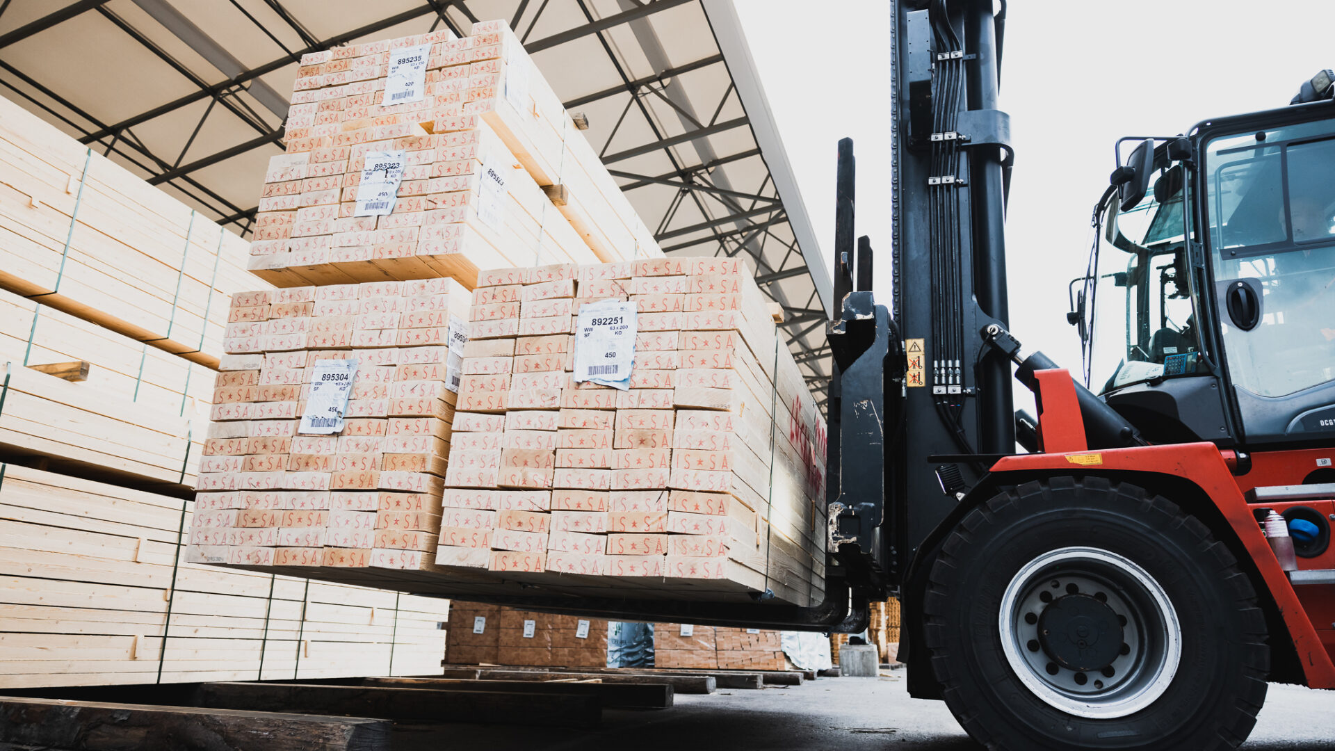 Isojoen Sahan trukku lastaa sahatavaraa kuormalavalle.